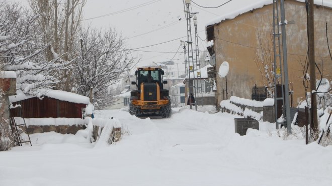 Elazığ ve Bingöl'de 566 köye ulaşım sağlanamıyor