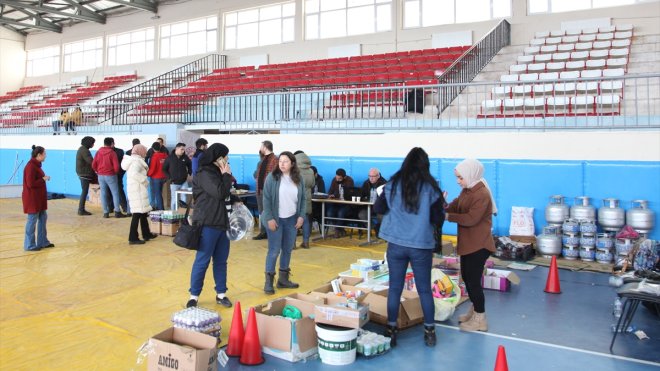 Van ve Bitlis'te depremzedeler için 'sosyal market' kuruldu