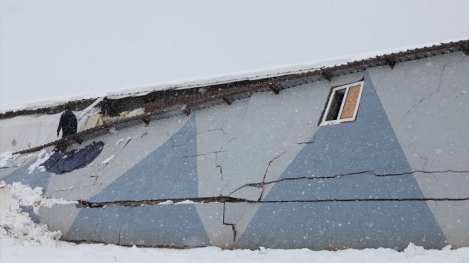 Ahlat'ta patates deposunun bir kısmı çöktü