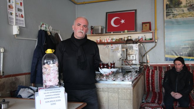 Ahlatlı esnaf bir günlük gelirini depremzedelere bağışladı