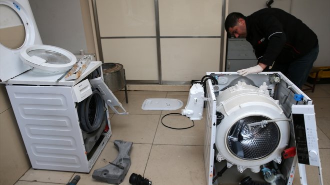 BİTLİS - Çamaşır makinelerinin kazanlarını depremzedeler için sobaya dönüştürüyorlar1