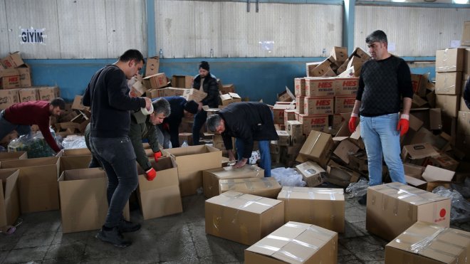 Bitlis'ten deprem bölgelerine 15 tır yardım malzemesi gönderildi