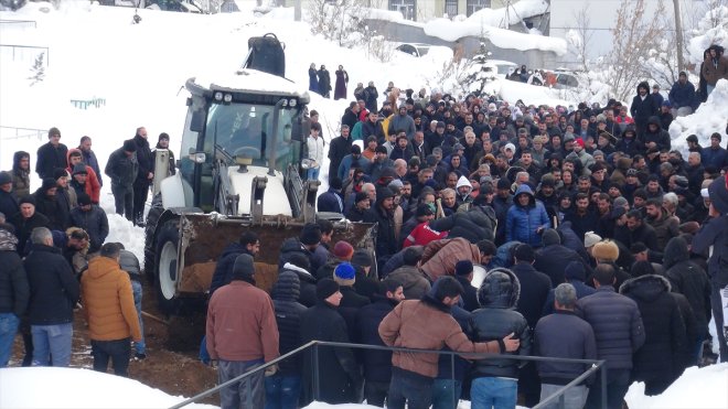 Depremde hayatını kaybeden aile Tatvan'da toprağa verildi