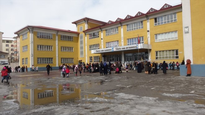 Bitlis ve Van'da depremzede çocuklar yerleştirildikleri okularda derse başladı
