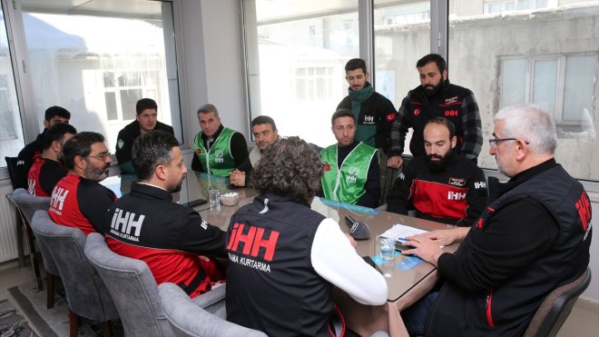 Enkazdakilerin büyük bölümünü birbirlerine sarılmış halde buldular