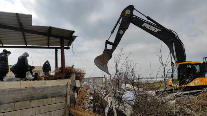 Bitlis İl Özel İdaresi ekipleri, deprem bölgesinde çalışmalarını sürdürüyor