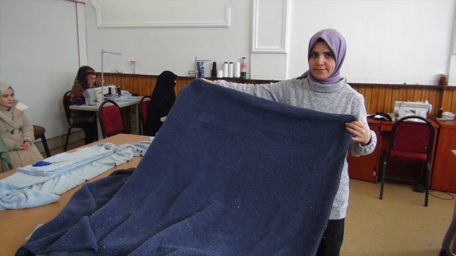 Bitlis'te kadınlar depremzedeler için battaniye, atkı ve bere üretiyor