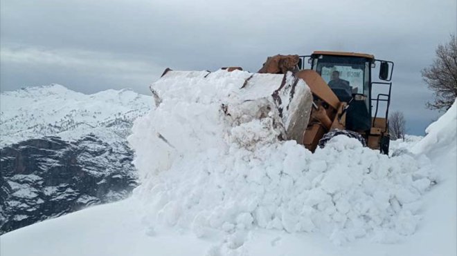 Bitlis'te karla mücadele çalışmaları devam ediyor