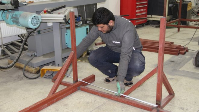 Bitlis'te öğrenciler depremzedeler için 96 mobil tuvalet üretti