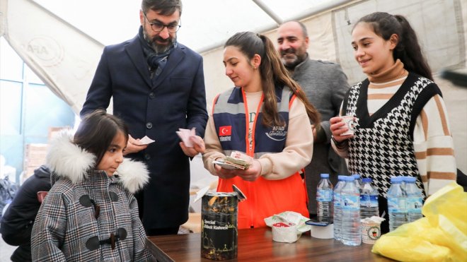 Bitlis'te 9 yaşındaki kız, harçlığını depremzedelere bağışladı