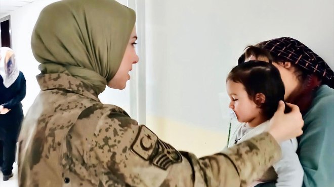 Bitlis'te jandarma personeli depremzedeleri ziyaret etti