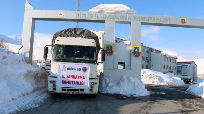 Bitlis'te jandarma personelinin topladığı yardım depremzedelere gönderildi