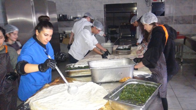 Bitlis'te öğretmen ve öğrenciler depremzedeler için yemek hazırlıyor
