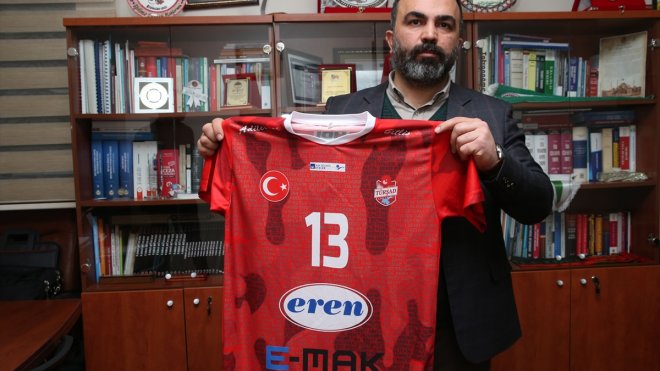 TÜRŞAD, şehit ve gazilerin isimlerinin yazılı olduğu formayı depremzedeler için satışa çıkardı