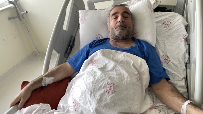 Deprem esnasında dışarı savrulan cep telefonu, 4 kişinin enkazdan kurtarılmasını sağladı