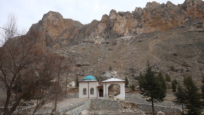 Depremde dağdan kopan kaya parçaları Malatya'daki türbe mescidini yıktı