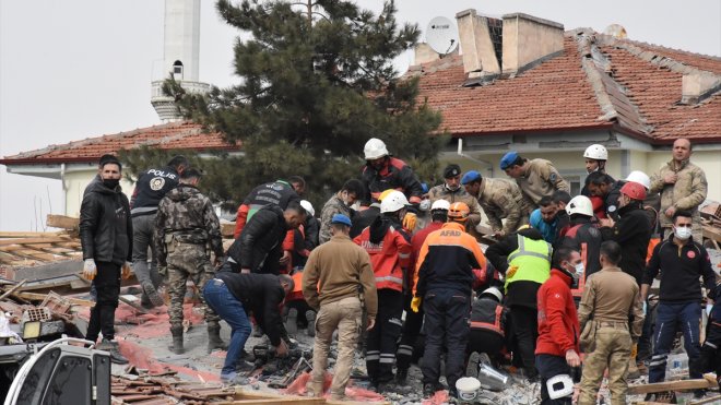 Depremde hasar gören evlerinden eşya almak isteyen baba ve kızı enkazdan kurtarıldı