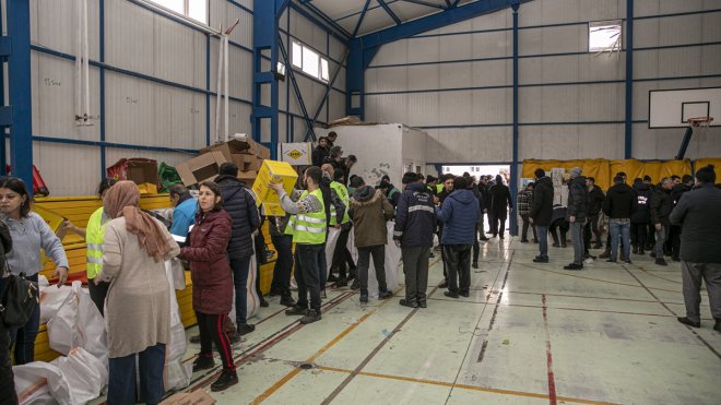 Depremin acısını yaşayan Vanlılar, depremzedeler için yardıma koşuyor