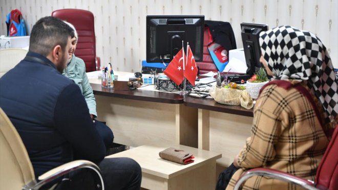 Depremzede çift yardım kolisinde buldukları cüzdanı sahibine iade etti