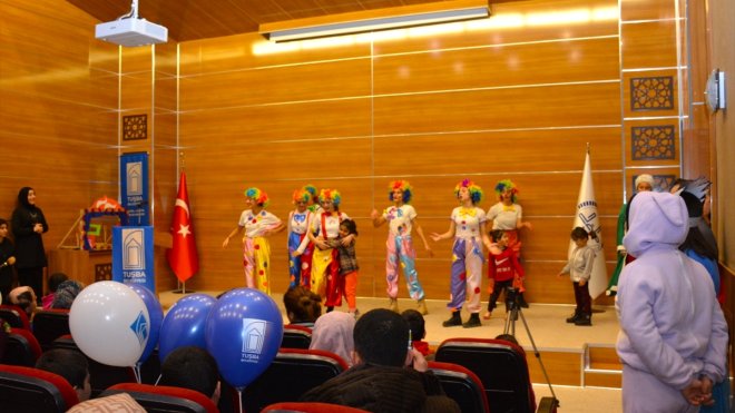 Depremzede çocuklar Hacivat ve Karagöz oyunuyla eğlendi