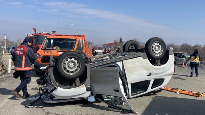Elazığ'da iki otomobilin çarpıştığı kazada 1 kişi öldü, 4 kişi yaralandı