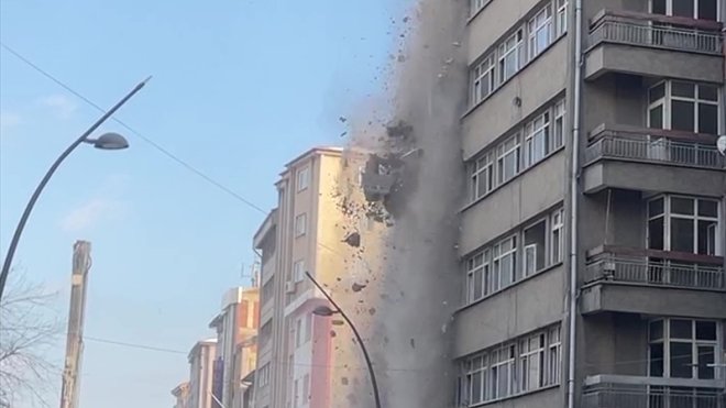 Elazığ'da depremlerde ağır hasar gören bina kontrollü yıkıldı