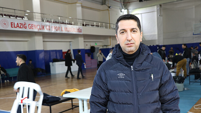 Elazığ'da gönüllü berber ve kuaförler depremzedeleri tıraş etti