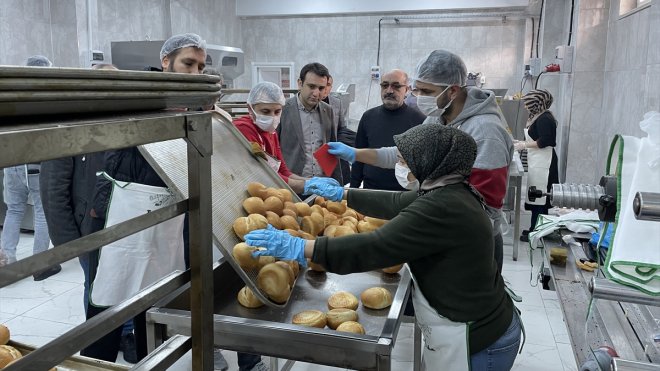 Elazığ'da gönüllü öğretmenler depremzedeler için ekmek ve çorba pişiriyor
