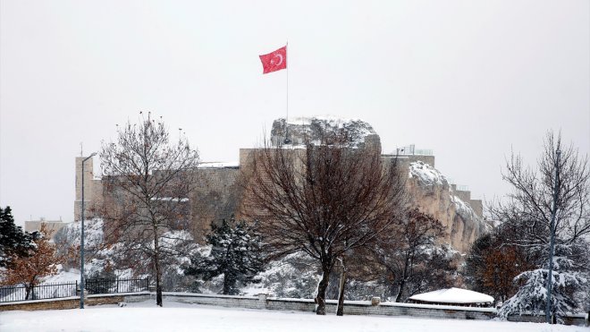 Elazığ'da kar manzarası izlemek isteyenler soluğu tarihi mahallede alıyor