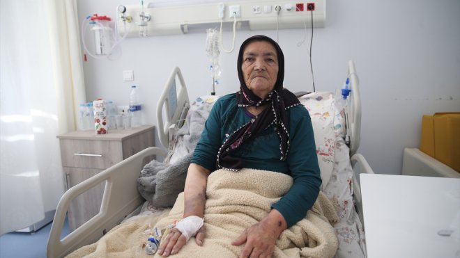 Enkaz altında 124 saat kalan yaşlı kadın yaşadıklarını anlattı