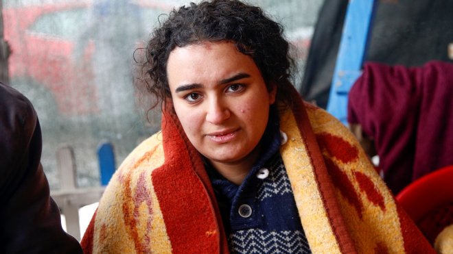 Enkazdan çıkarılan iki kız kardeş diğer aile fertlerinin de kurtarılmasını bekliyor