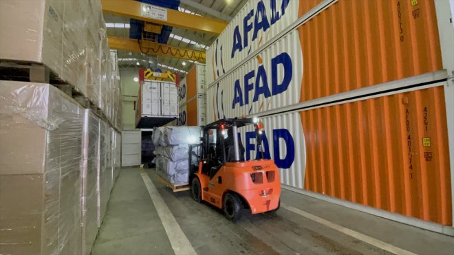 AFAD'ın Erzincan'daki lojistik deposundan deprem bölgelerine yardım malzemesi gönderiliyor
