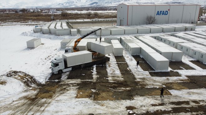 Erzincan AFAD Lojistik Deposu'ndan deprem bölgesine konteyner sevkiyatı başladı