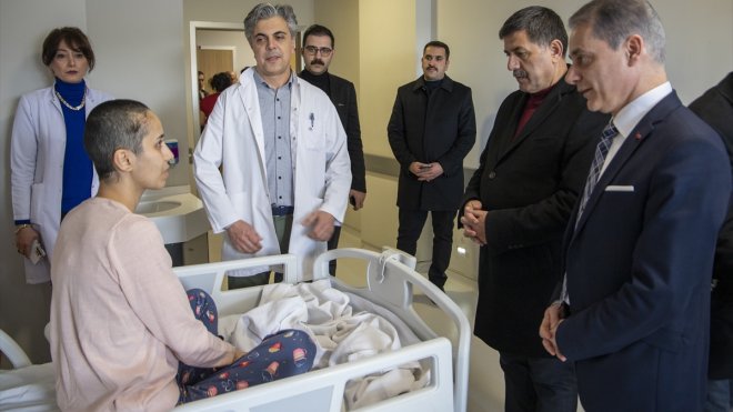 Erzincan Belediye Başkanı Aksun, tedavi gören depremzedeleri ziyaret etti