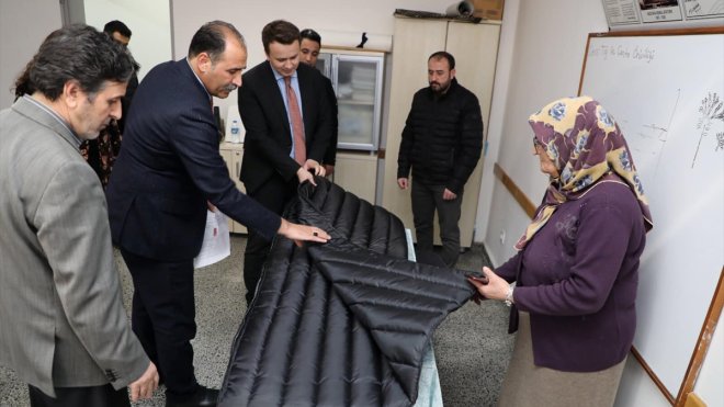 Erzincan'da gönüllülerin ürettiği uyku tulumları depremzedelere gönderiliyor