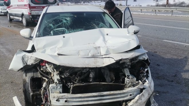 Erzincan'da kamyona arkadan çarpan otomobildeki 4 kişi yaralandı