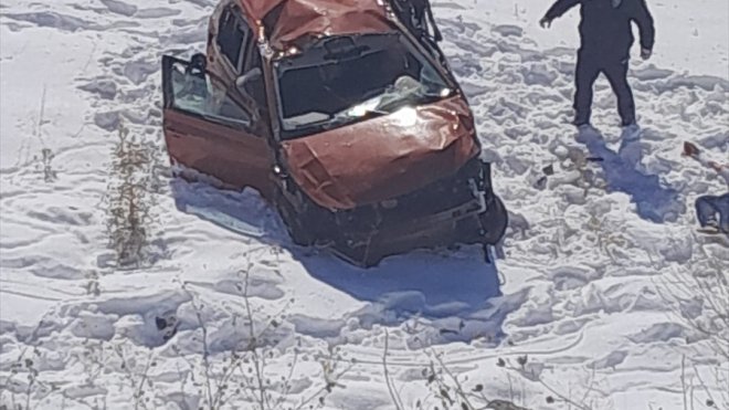 Erzincan'da şarampole devrilen otomobildeki 1 kişi öldü, 3 kişi yaralandı