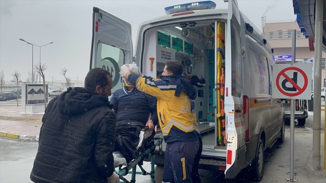 Erzincan'da tıra çarpan otomobildeki 3 kişi yaralandı