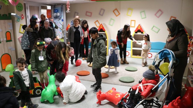 Erzincan'da depremzede çocuklar, eğlencelerle afetin izlerini silmeye çalışıyor