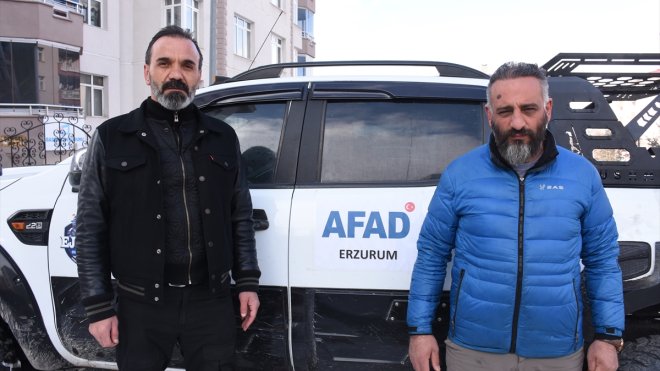 AFAD gönüllüleri kaza yapmalarına rağmen karlı yolları aşıp depremzedelere ulaşmış