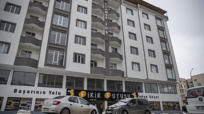 Erzurum'da çatıdan düşen kar kütleleri araçlarda ağır hasara neden oldu