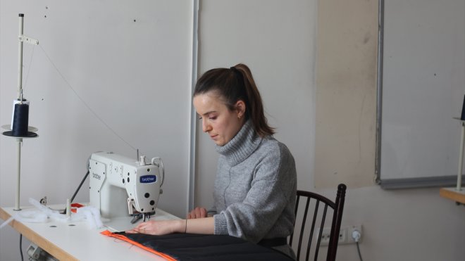 Erzurum'da usta öğretici ve gönüllüler depremzedelere uyku tulumu üretiyor