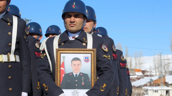 Depremde hayatını kaybeden uzman çavuş ve ailesinin cenazesi Erzurum'da defnedildi
