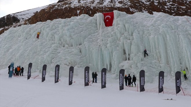 Erzurum'da depremlerde hayatını kaybedenler için buz tırmanışı yapıldı