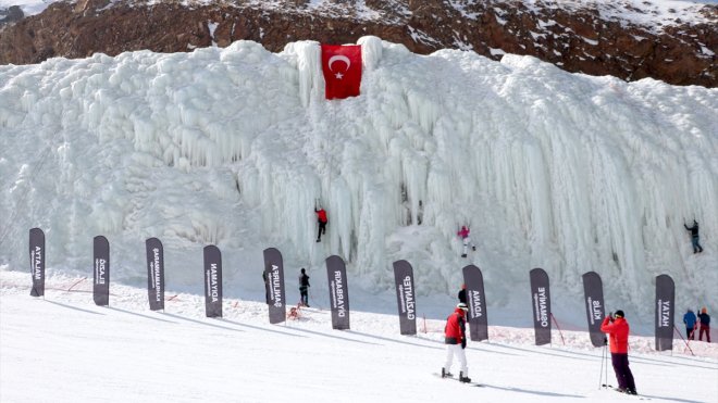 Erzurum'da depremlerde hayatını kaybedenler için düzenlenen buz tırmanışı sona erdi