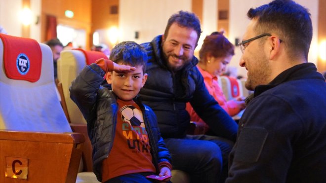 Erzurum Devlet Tiyatrosu depremzede çocuklar için perde açtı
