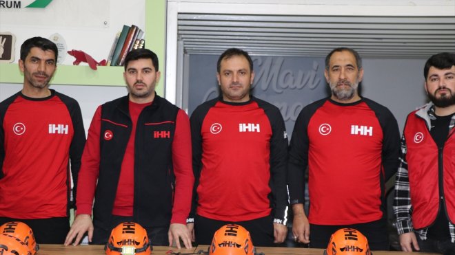 ERZURUM - Enkazda hayat kurtaran İHH Erzurum ekibi şimdi de yardım faaliyetleri yürütüyor1