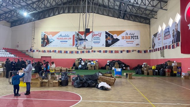 Erzurum, Erzincan, Ardahan ve Kars'tan deprem bölgesine yardımlar sürüyor