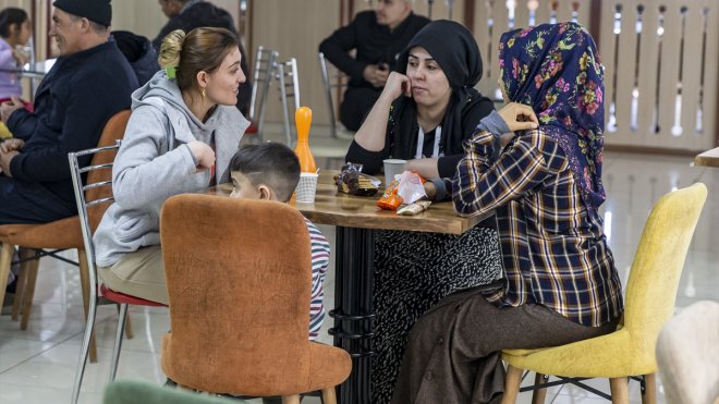 Erzurum Hizmetiçi Eğitim Enstitüsü depremzede ailelere "yuva" çocuklara ise "okul" oldu