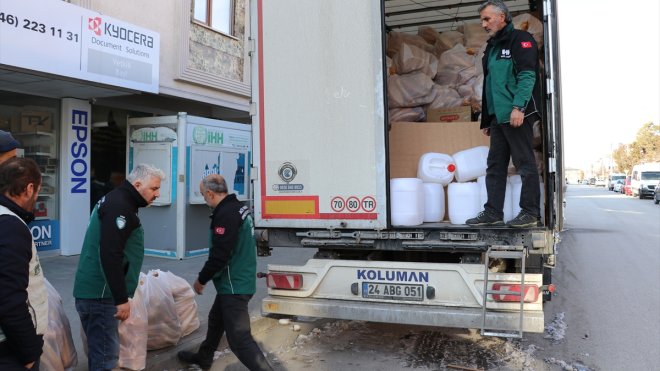 Erzurum, Kars ve Erzincan'dan deprem bölgesine 133 tır yardım gönderildi